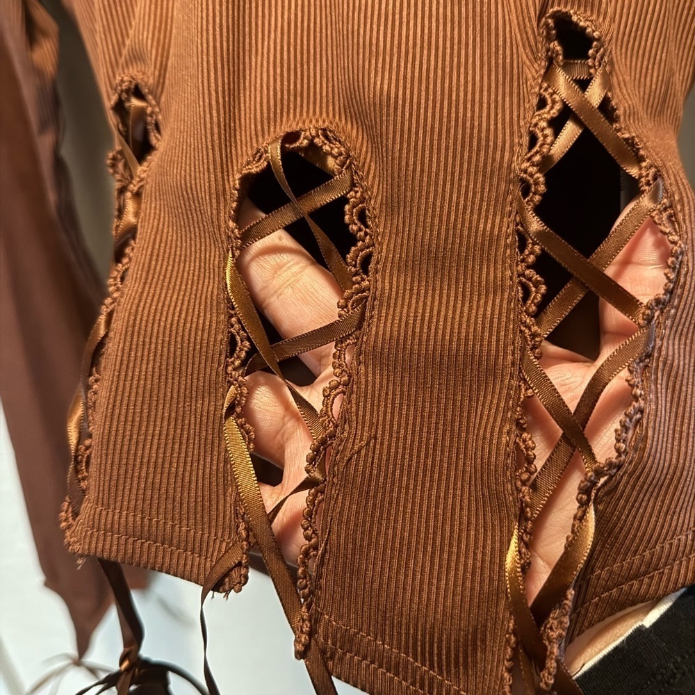 Scarlet Darkness Brown Top with Unique Cutout Design with hood Size S - Picture 10 of 11